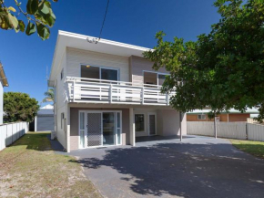 'SeaHaven', 2 Richardson Ave - Large home with Aircon, Smart TV, WIFI, Netflix & Boat Parking, Anna Bay